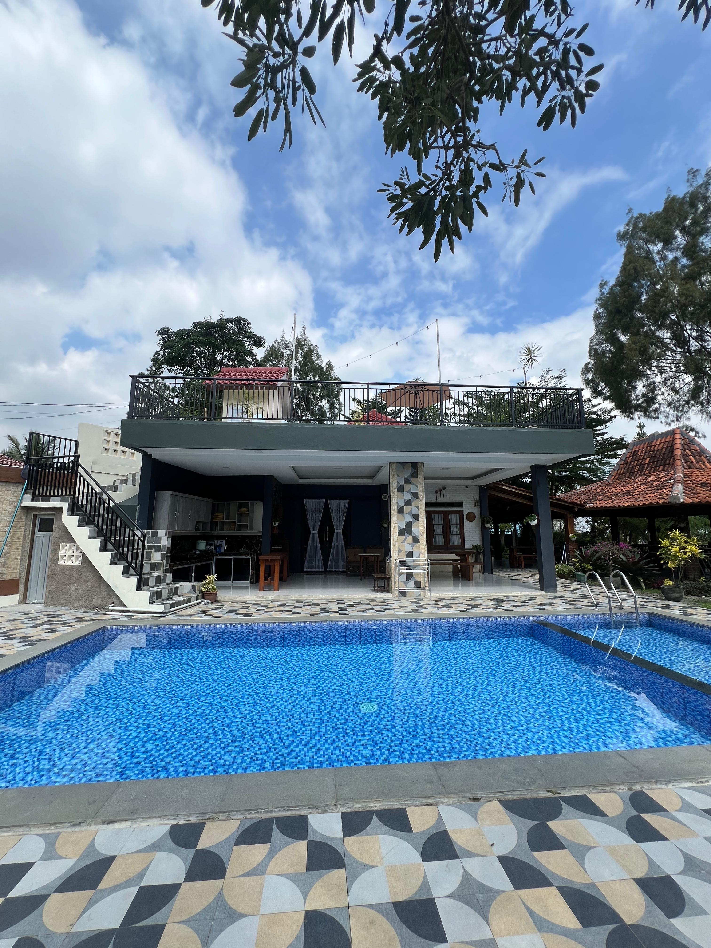 Kolam Renang , Karaoke , wifi , kitchen , Rooftop,