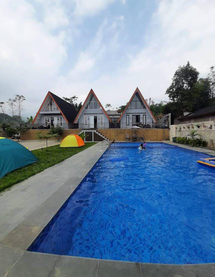 kolam renang, karaoke , wifi , perlengkapan dapur , tenis meja ,