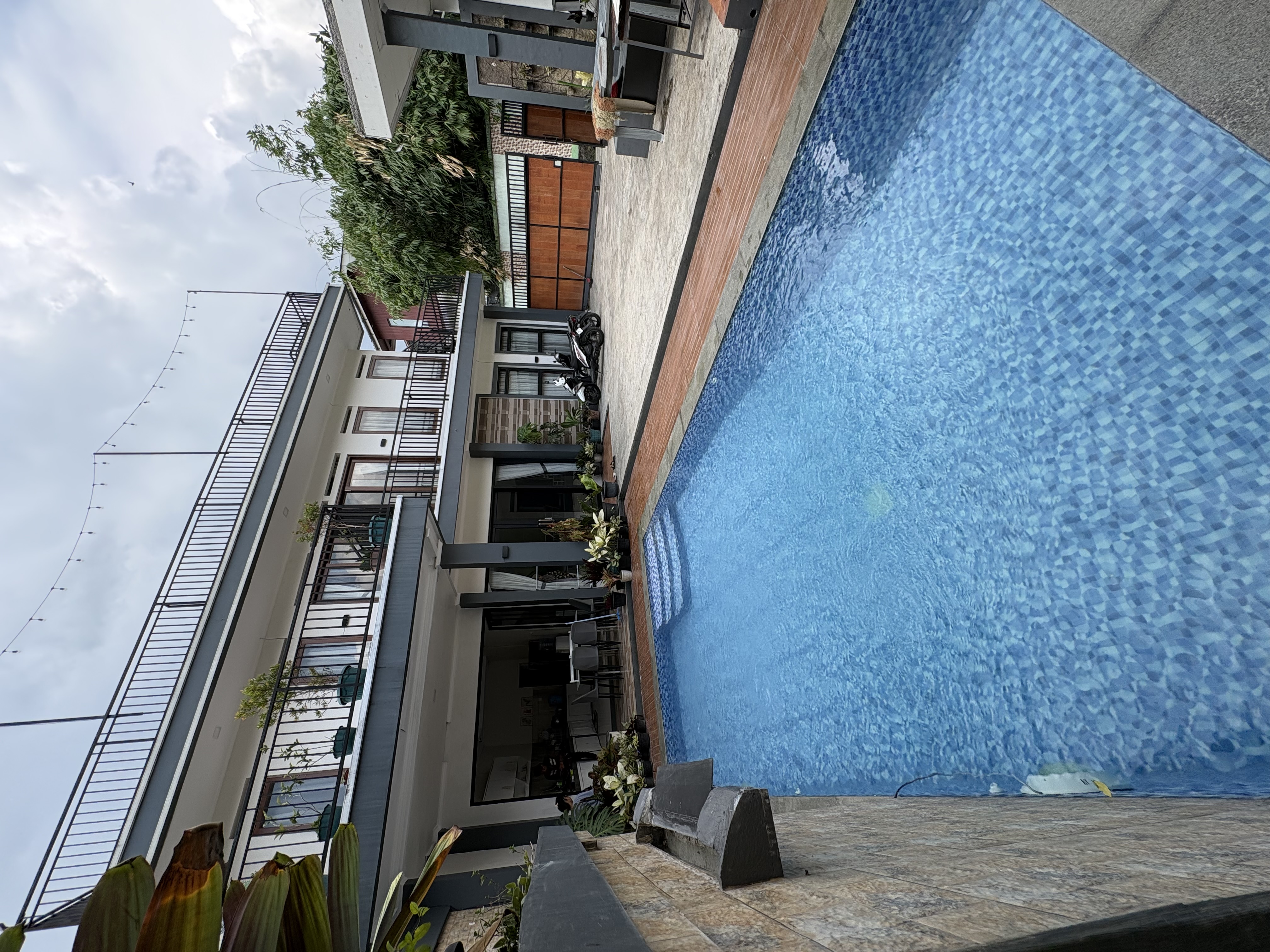 kolam renang , billiard , alat barbeque , alat masak , rooftop , karaoke , smart tv , wifi